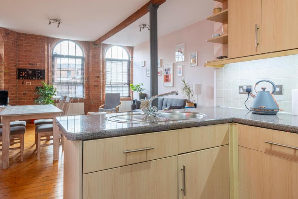 5 Mins Walk From Centre, Spacious City Apt, Open-Plan Nottingham Esterno foto