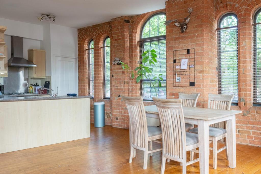 5 Mins Walk From Centre, Spacious City Apt, Open-Plan Nottingham Esterno foto